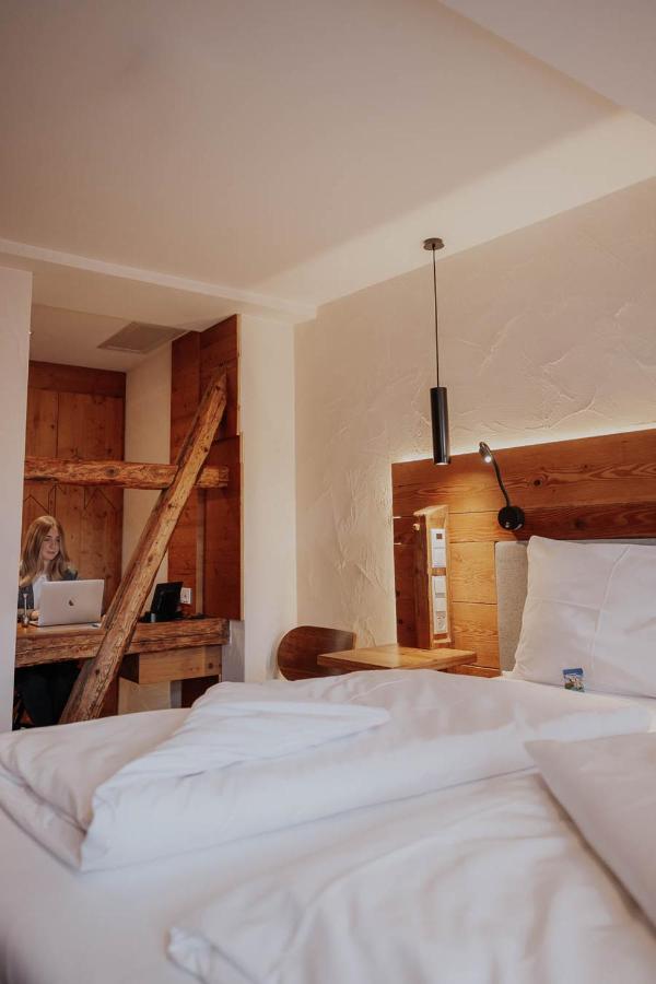 Altstadtmittehotel Sonne 丁克尔斯比尔 外观 照片